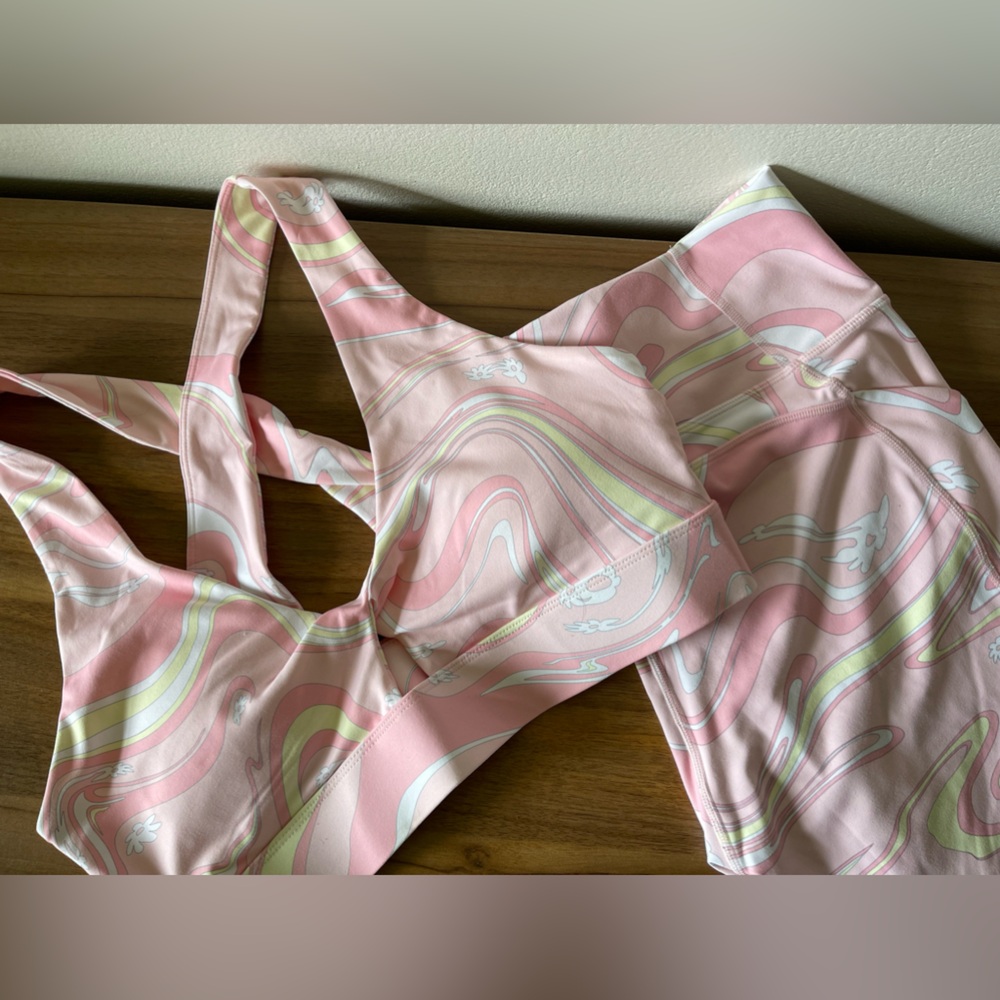 Fabletics groovy print shorts and bra
